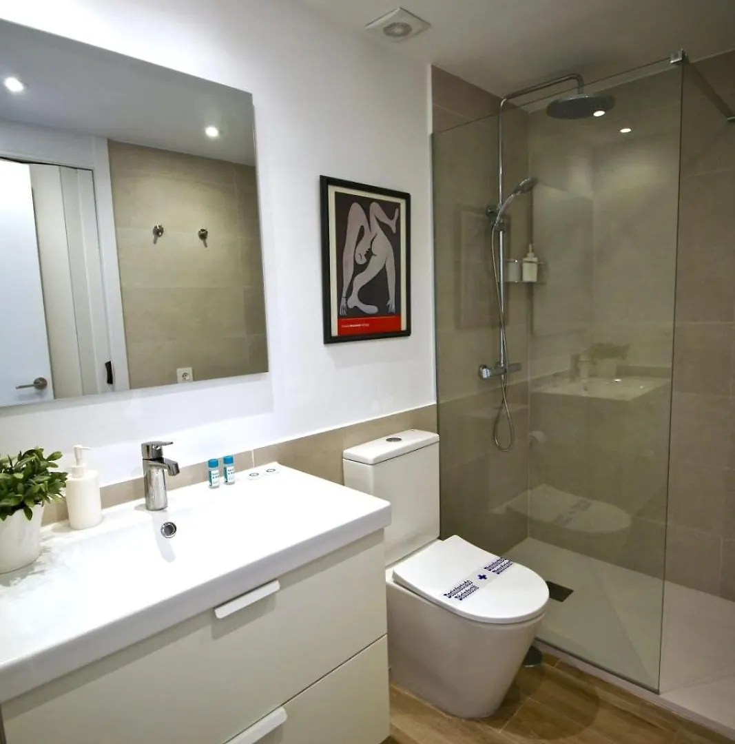 1-Bedroom Apartment With Spectacular Marina & Sea Views In 马尔韦利亚