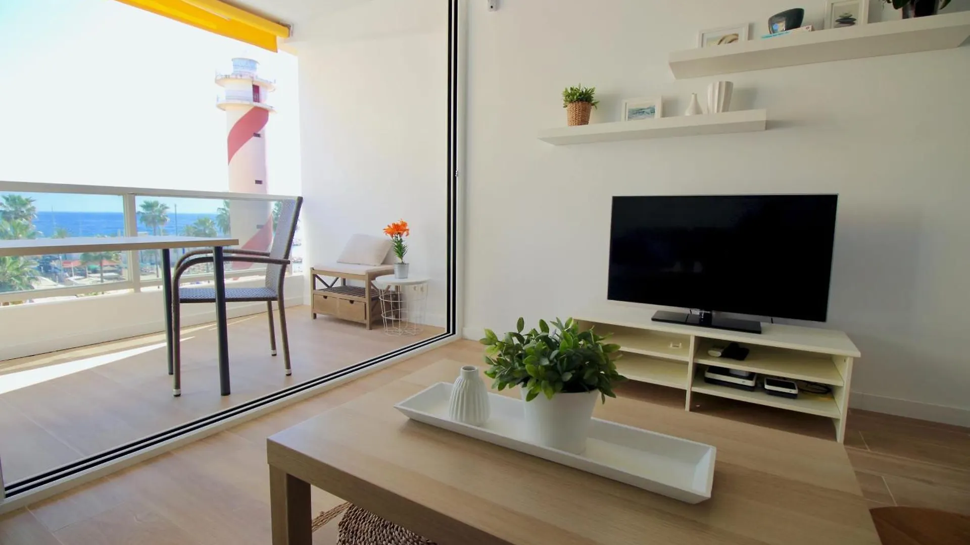 1-Bedroom Apartment With Spectacular Marina & Sea Views In 马尔韦利亚